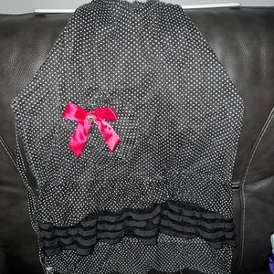 Back and white polka fit kitchen apron